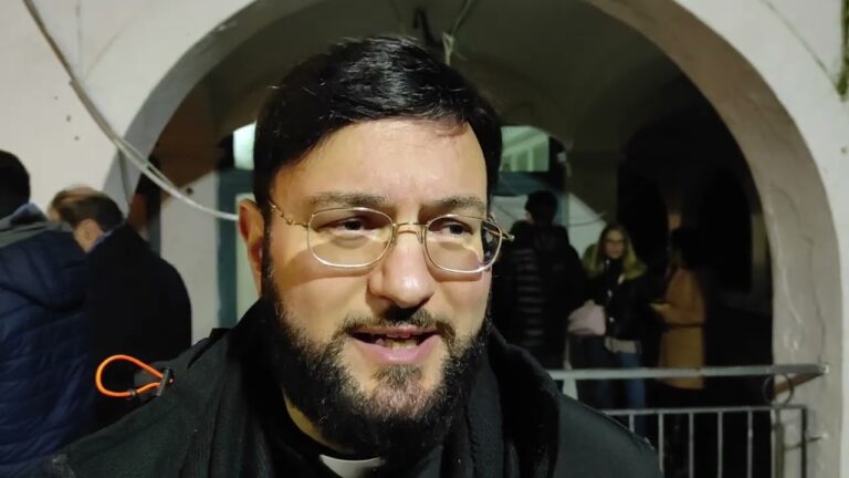 UNA FIACCOLATA SILENZIOSA PER RICORDARE LE VITTIME DELLA FRANA, DON GINO BALLIRANO: “GESU’ BAMBINO, LA VERA LUCE DEL MONDO, CI RICORDA CHE NIENTE PUO’ SPEGNERE LA NOSTRA SPERANZA”