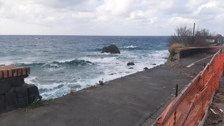 LA “INFINITY VIEW” DI FORIO, CONTINUA A CEDERE IL COSTONE DI VIA GIOVANNI MAZZELLA