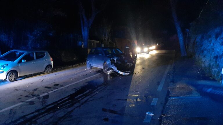 GRAVE INCIDENTE A VIA BORBONICA, MIRACOLATO IL CONDUCENTE DELL’AUTO