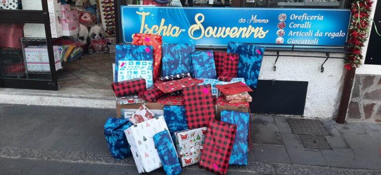 ISCHIA SOUVENIRS REGALA GIOCATTOLI AI BIMBI SFOLLATI IN OCCASIONE DELL’EPIFANIA