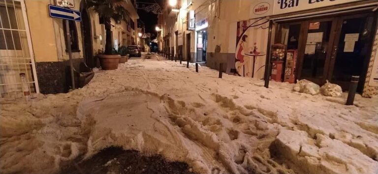 TORMENTA DI GRANDINE SI ABBATTE SULL’ISOLA, A FORIO LA FRAZIONE DI MONTERONE RICOPERTA DA 20 CENTIMETRI DI GHIACCIO