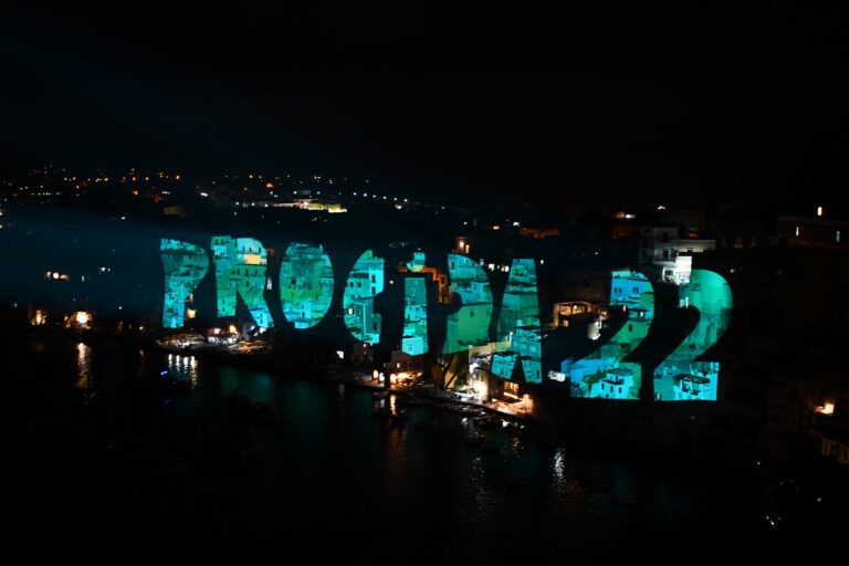 PROCIDA 2022, IL SALUTO DELLA CAPITALE È UN INNO AL FUTURO: BICI, VOLONTARI E INSTALLAZIONI LUMINOSE PER LA CHIUSURA DI UN ANNO STRAORDINARIO