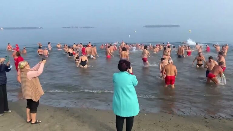 L’ANNO AD ISCHIA INIZIA CON IL TRADIZIONALE TUFFO A MARE SULLA SPIAGGIA DELLA MANDRA