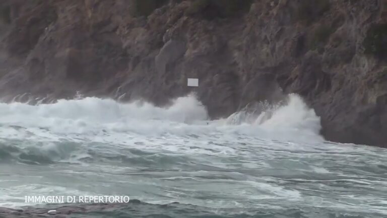 ALLERTA METEO ARANCIONE: CHIUSE LE SCUOLE SU TUTTA L’ISOLA, SFOLLATI RESIDENTI DELLE ZONE A4 E D DI CASAMICCIOLA E I CITTADINI DI MONTE VEZZI