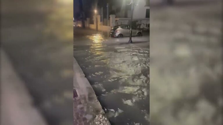 ONDATA DI MALTEMPO SI ABBATTE SULL’ISOLA D’ISCHIA: SI MUOVE IL COSTONE SULLA STATALE, SMOTTAMENTI E ALLAGAMENTI IN DIVERSE STRADE