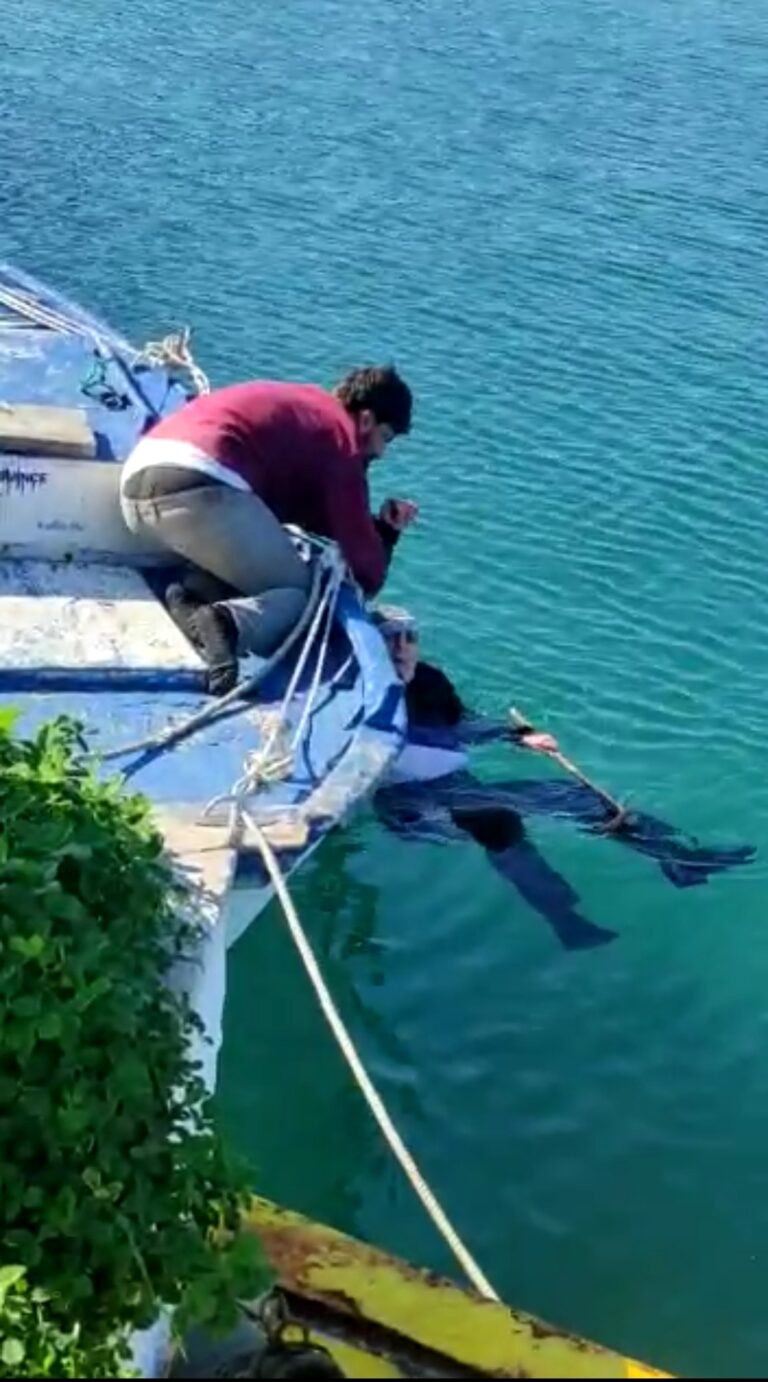 ANZIANO CADE IN MARE NEL PORTO DI FORIO