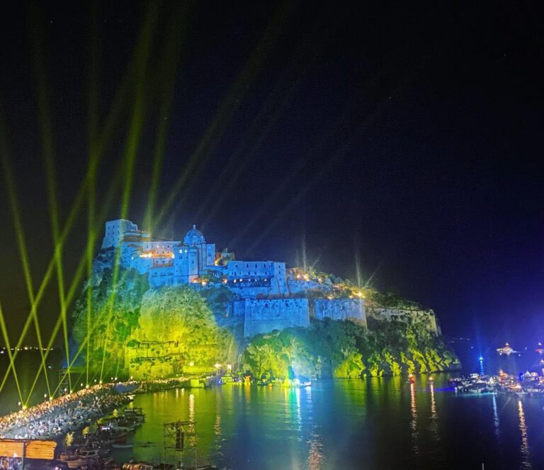 FESTA DI SANT’ANNA: BACOLI PARTECIPERA’ ALLA TRADIZIONALE SFILATA DI BARCHE ALLEGORICHE