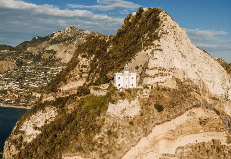 ISCHIA VOLA AGLI OSCAR CON IL FARO DI PUNTA IMPERATORE