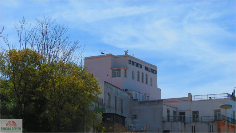 PROCIDA, GIOVANE STUDENTE SI LANCIA DAL PRIMO PIANO