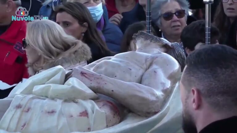 FORIO, CENTINAIA DI FEDELI ACCOLGONO LA STATUA DEL CRISTO MORTO DI PROCIDA