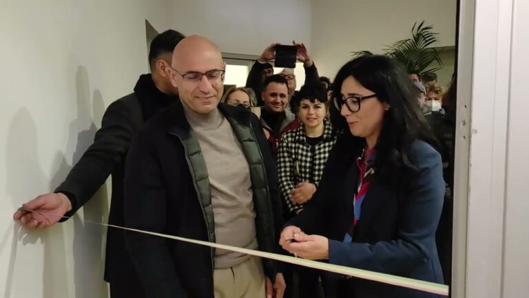 SERRARA FONTANA INAUGURA LA NUOVA BIBLIOTECA COMUNALE. IRENE IACONO: “LE DISCRIMINAZIONI SI ELIMINANO CON LA CULTURA”