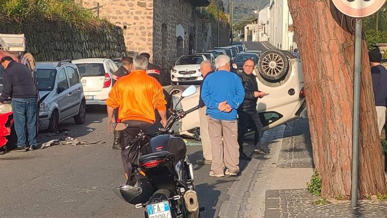 ISCHIA, AUTO SI RIBALTA A SANT’ANTUONO