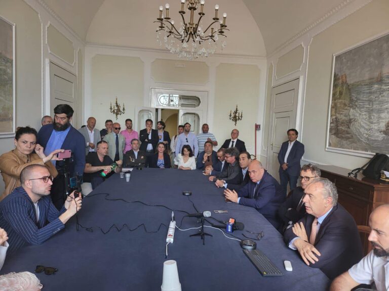 FRANA, LEGNINI FIRMA ALTRE DUE ORDINANZE: SI’ AGLI INDENNIZZI E VIA AI LAVORI AL PORTO DI CASAMICCIOLA