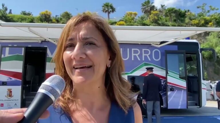 SICUREZZA STRADALE AL MATTEI: ARRIVA AD ISCHIA IL PULMAN AZZURRO DELLA POLIZIA STRADALE