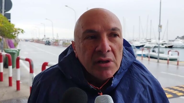 CASAMICCIOLA, I COMMERCIANTI PROTESTANO E CHIEDONO CHIAREZZA E CELERITA’ NEI LAVORI AL PORTO: “STOP A NUOVI LAVORI”