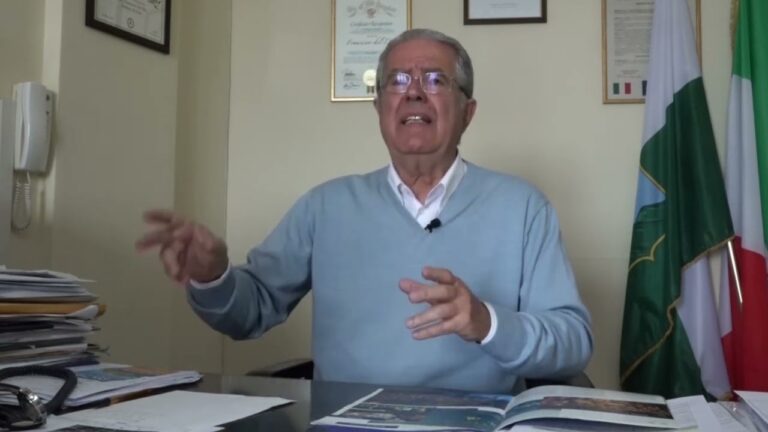 FORIO, DEL DEO ACCENDE LA CAMPAGNA ELETTORALE: “NOI ABBIAMO UN CANDIDATO AUTOREVOLE, L’AVVERSARIO NON SI SA DI COSA CAMPA VISTO CHE DICHIARA REDDITO ZERO DA ANNI”