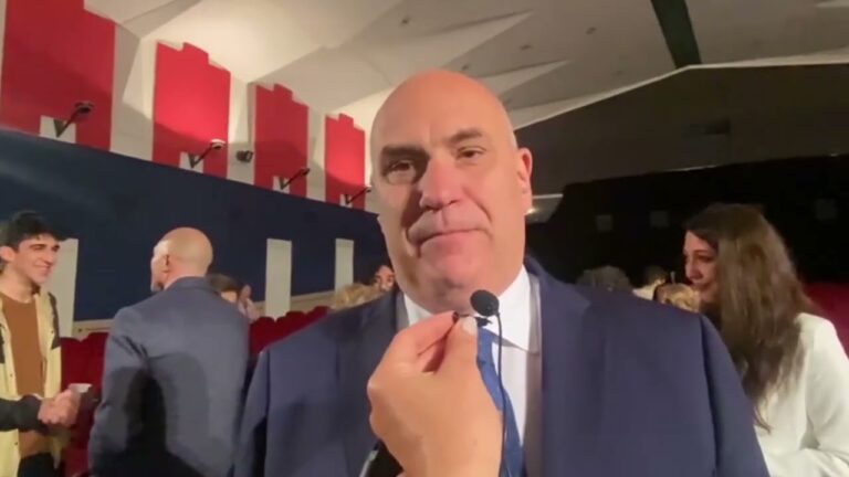 ISCHIA: ROBERTO VECCHIONI ACCAREZZA I NOSTRI STUDENTI CON PAROLE E MUSICA