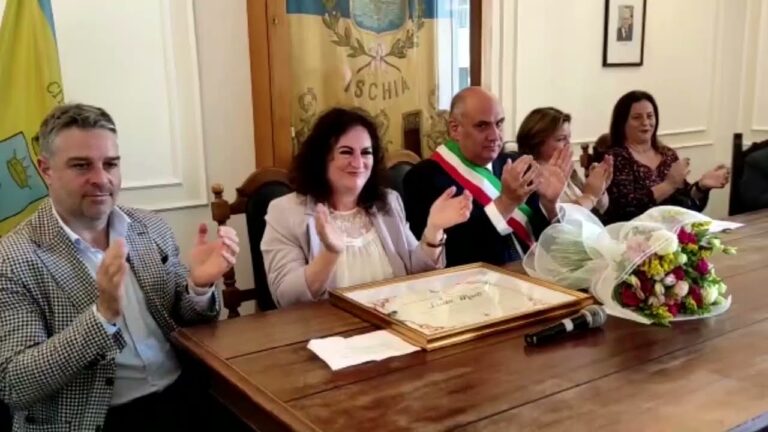 LA DIRIGENTE LUCIA MONTI VA IN PENSIONE, IL COMUNE DI ISCHIA LE DEDICA UN ENCOMIO SOLENNE