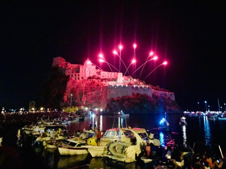 ISCHIA, RIFLETTORI PUNTATI SULLA BAIA DI CARTAROMANA: AL VIA LA FESTA DI SANT’ANNA 