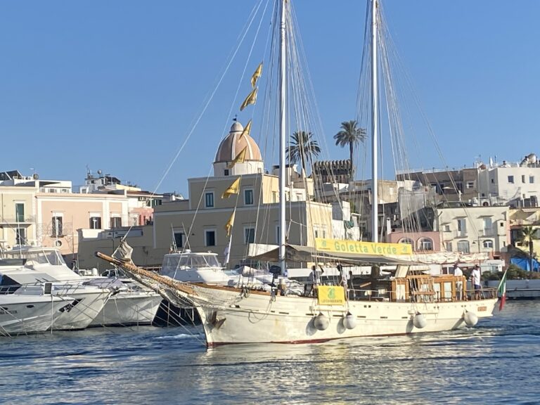 LA GOLETTA VERDE ARRIVA NEL PORTO DI FORIO IN DIFESA DELLE ACQUE E DELLE COSTE