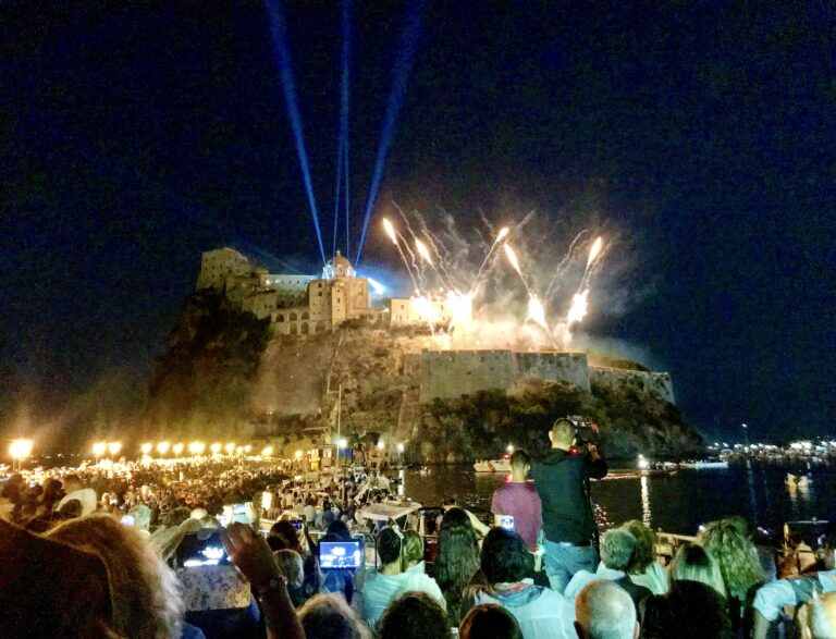 ISCHIA: RINVIATA LA FESTA DI SANT’ANNA. GIOVEDÌ 27 LUGLIO LA MESSA PER LE PARTORIENTI E VENERDI 28 LUGLIO LA SFILATA E LO SPETTACOLO PIROTECNICO