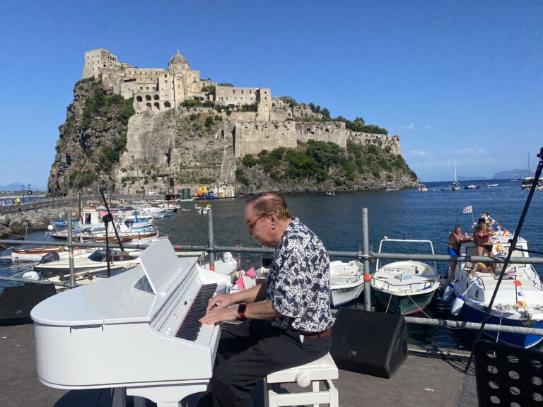 PROVE TECNICHE DI STEPHEN SCHLAKS SUL PALCO DELLA FESTA DI SANT’ANNA: BLUE DOLPHIN RISUONA NELLA BAIA
