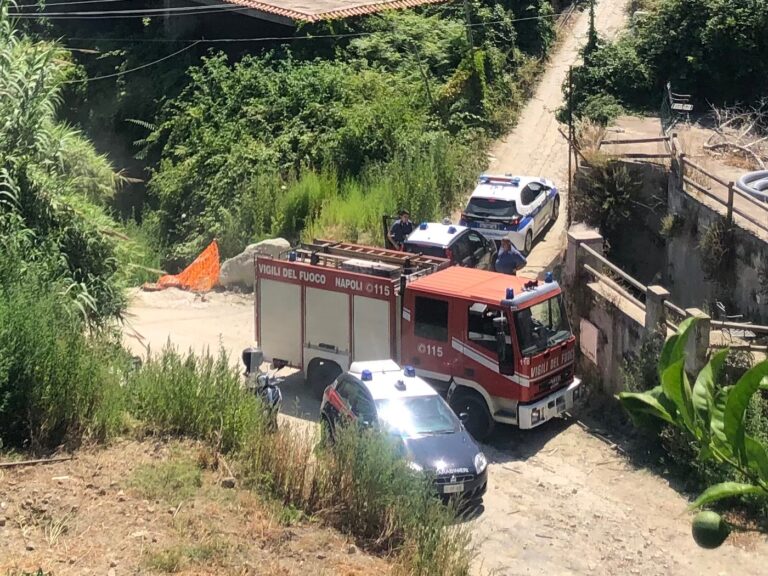 Casamicciola, rocciatore al lavoro precipita: salvato, ma è grave