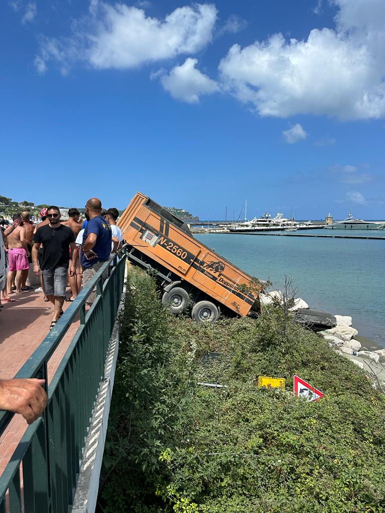 Camion perde rimorchio che precipita sulla scogliera, paura a Casamicciola