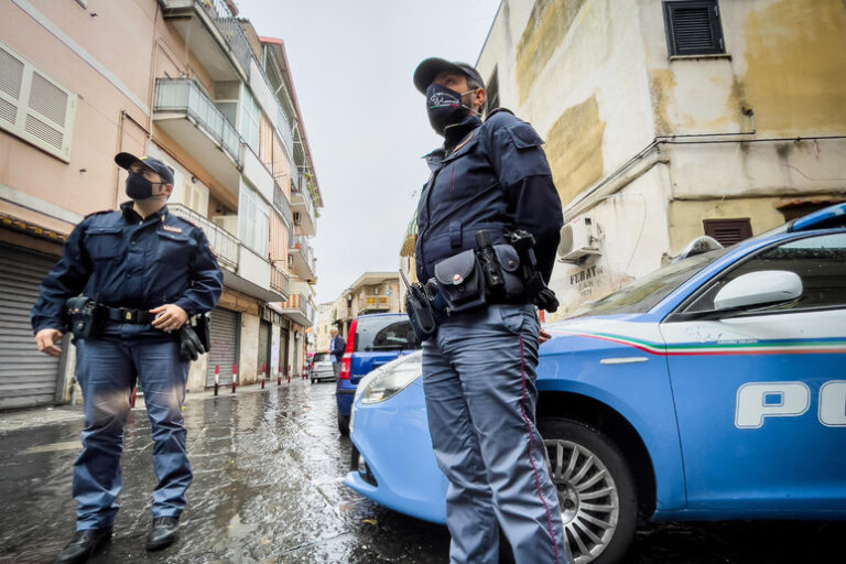Forze dell’ordine all’opera nel weekend tra Ischia e Forio, una donna tenta di forzare il posto di blocco