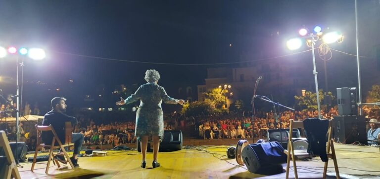 ROSALIA PORCARO E SPACCAPAESE: SUCCESSO PER LA SERATA IN ALLEGRIA AD ISCHIA PONTE