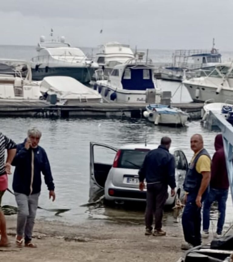 SENZA FRENO A MANO, PANDA FINISCE IN ACQUA A LACCO AMENO