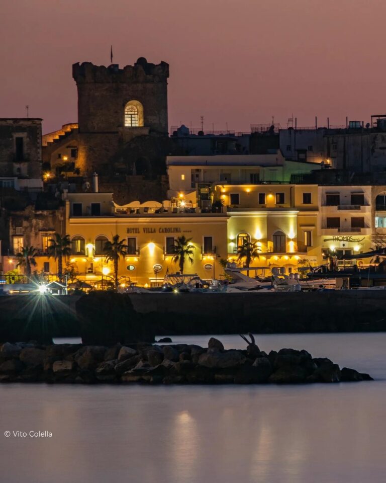 IL TORRIONE CHE SVETTA E PROTEGGE: L’INCANTO AL TRAMONTO 