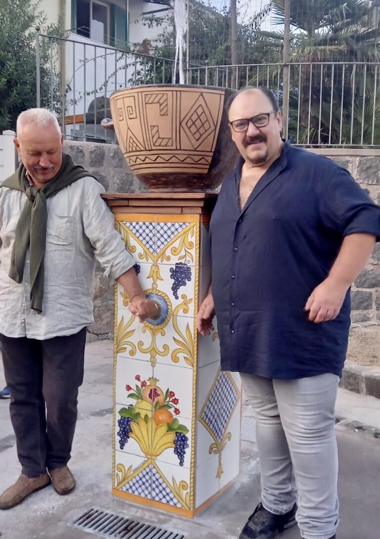 FONTANELLE D’AUTORE A LACCO AMENO: LA COPPA DI NESTORE FIRMATA KERAMOS