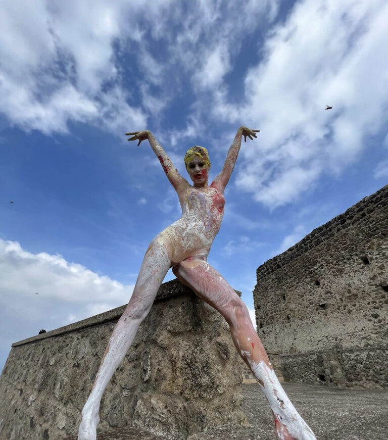 SHOOTING AL CASTELLO PER ISABELI FONTANA. IL PROGETTO CELEBRA I 25 ANNI DI ICARIUS