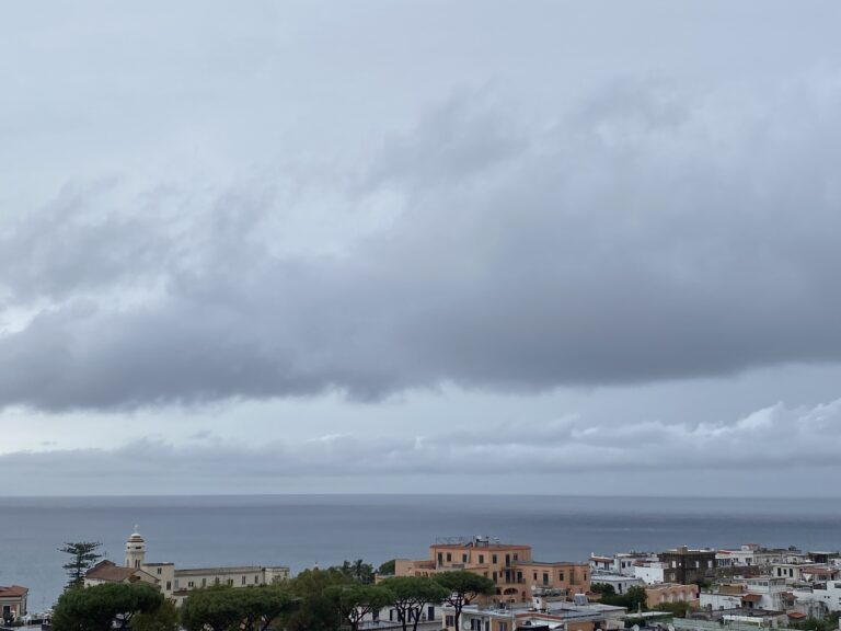 CASAMICCIOLA, PIOVE A DIROTTO: IL SINDACO DISPONE USCITA ANTICIPATA DALLE SCUOLE