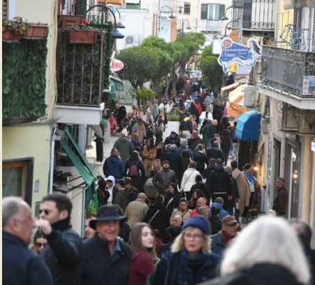 Ponte del 25 aprile, l’isola ha registrato 40.000 arrivi