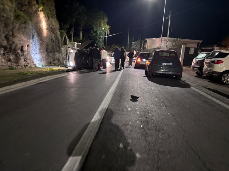 AUTO SI RIBALTA A CASAMICCIOLA, ILLESI DUE GIOVANI: MA QUANTA PAURA