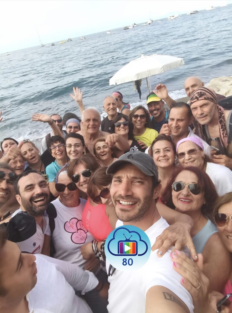 Stefano De Martino torna a Ischia ed è subito “bagno” di fan