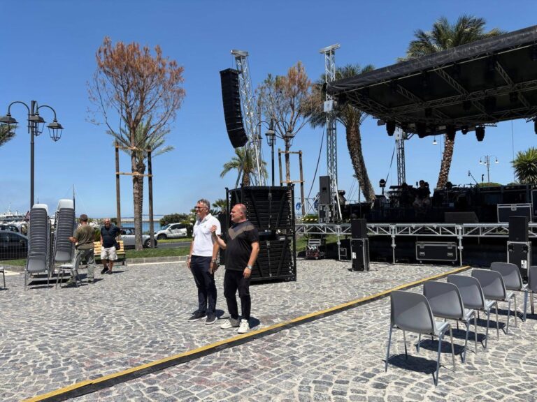 Piazza Marina diventa un anfiteatro sotto le stelle per il concerto di Gigi Finizio