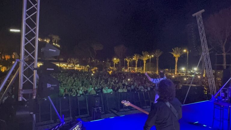 Casamicciola, Gigi Finizio trionfa a Piazza Marina