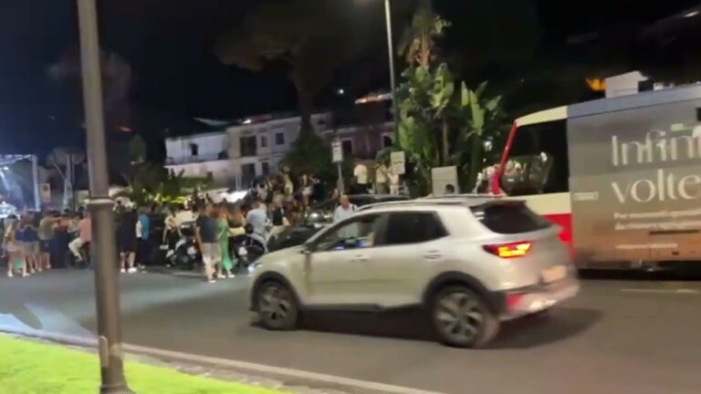 Gigi Finizio accende: “Casamicciola summer festival: in migliaia a Piazza Marina