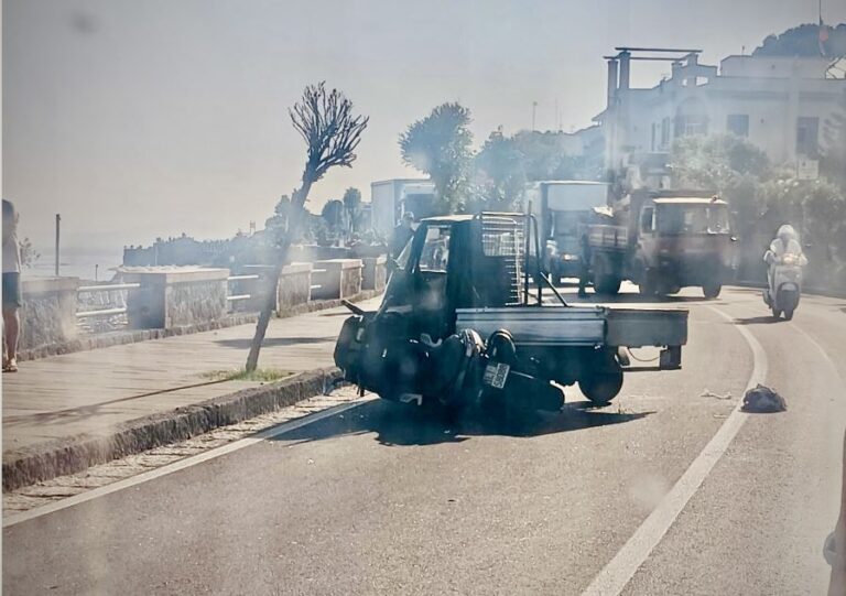 Casamicciola, paura sulla litoranea: moto e Ape 50 si scontrano, traffico paralizzato