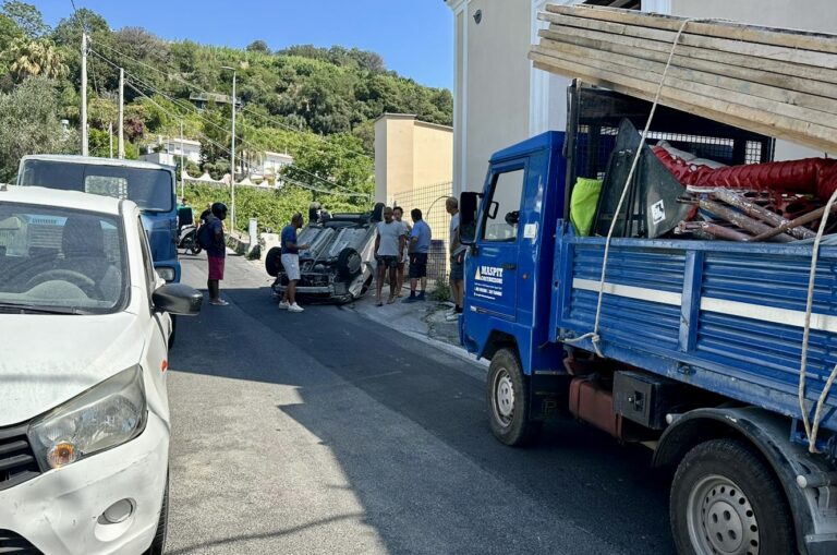 Barano – Incidente stradale in via Duca degli Abruzzi: auto capovolta, traffico interrotto
