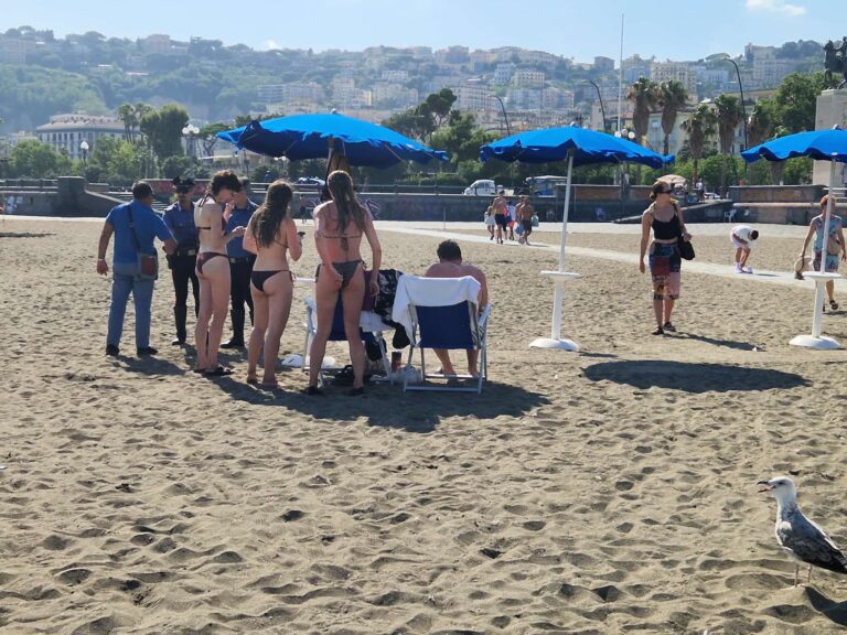 Ragazza di Ischia tra i furti a Mappatella Beach, interviene Borrelli: “Servono controlli continui” 