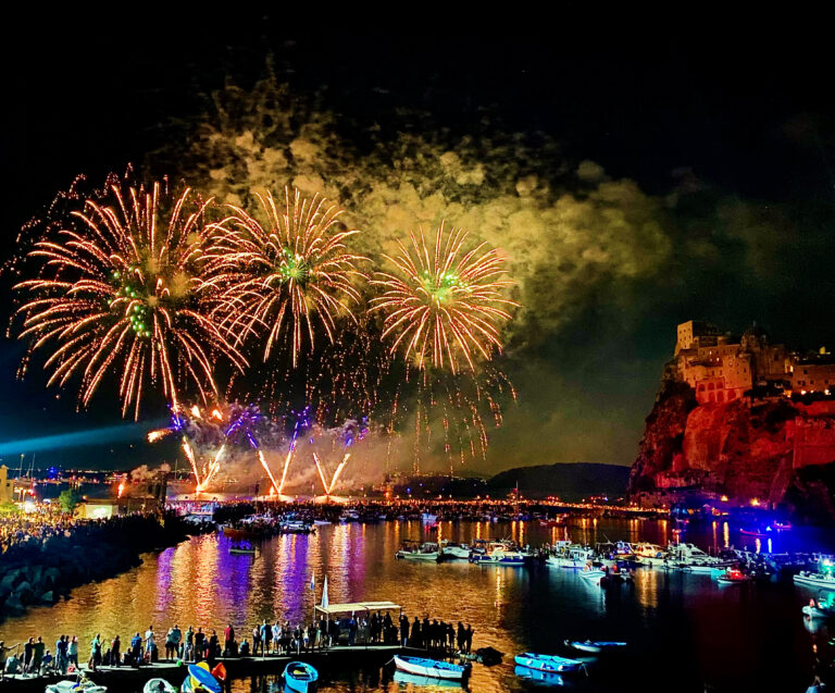 Creatività in rotta verso Sant’Anna: presentati i 24 bozzetti per le barche allegoriche 2025, 4 i selezionati 