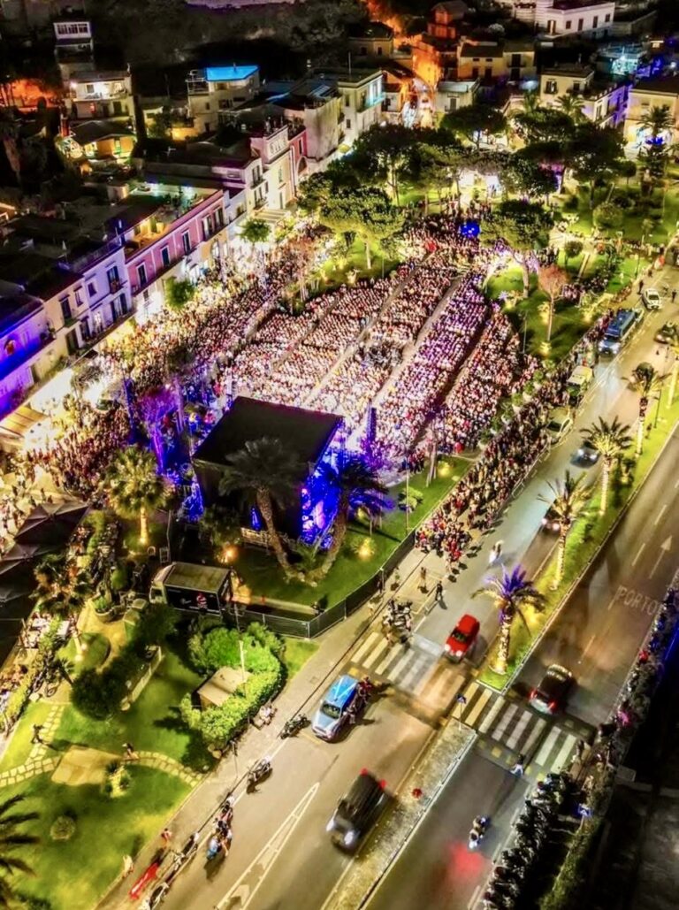 Nek infiamma la piazza, la musica fa vibrare migliaia di presenti a Casamicciola 