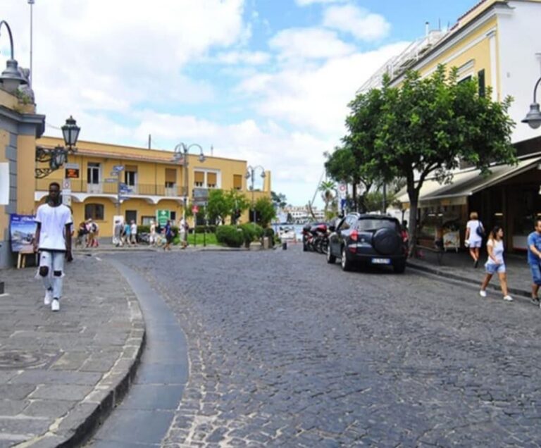 Ischia – Via i taxi da Piazza Antica Reggia: cittadini in allarme, esplode la protesta