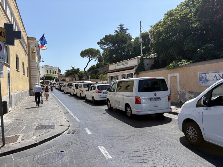 Protesta Taxi: salta l’incontro con il Comune e la Polizia Municipale, tensioni in aumento