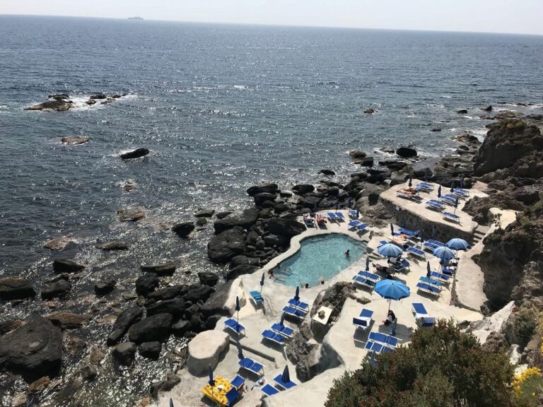 Ischia, nuovo sequestro all’Hotel La Scannella: accuse gravi per danni ambientali e paesaggistici
