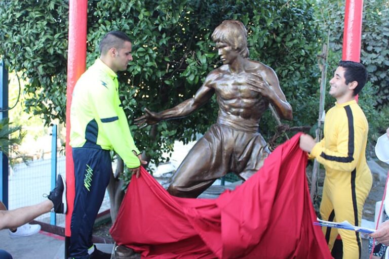A 52 ANNI DALLA MORTE, L’IMMORTALITA’ DI BRUCE LEE RIVIVE ATTRAVERSO LE SUE STATUE CELEBRATIVE
